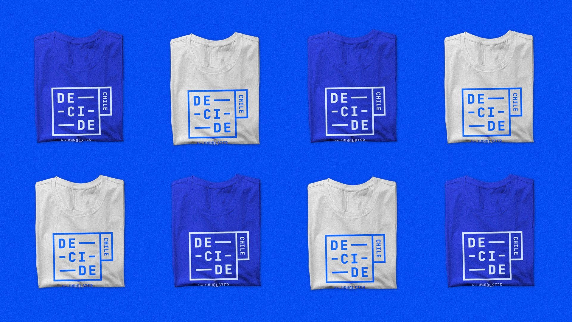 Ocho poleras dobladas, azules y blancas, con el logotipo Decide Chile.