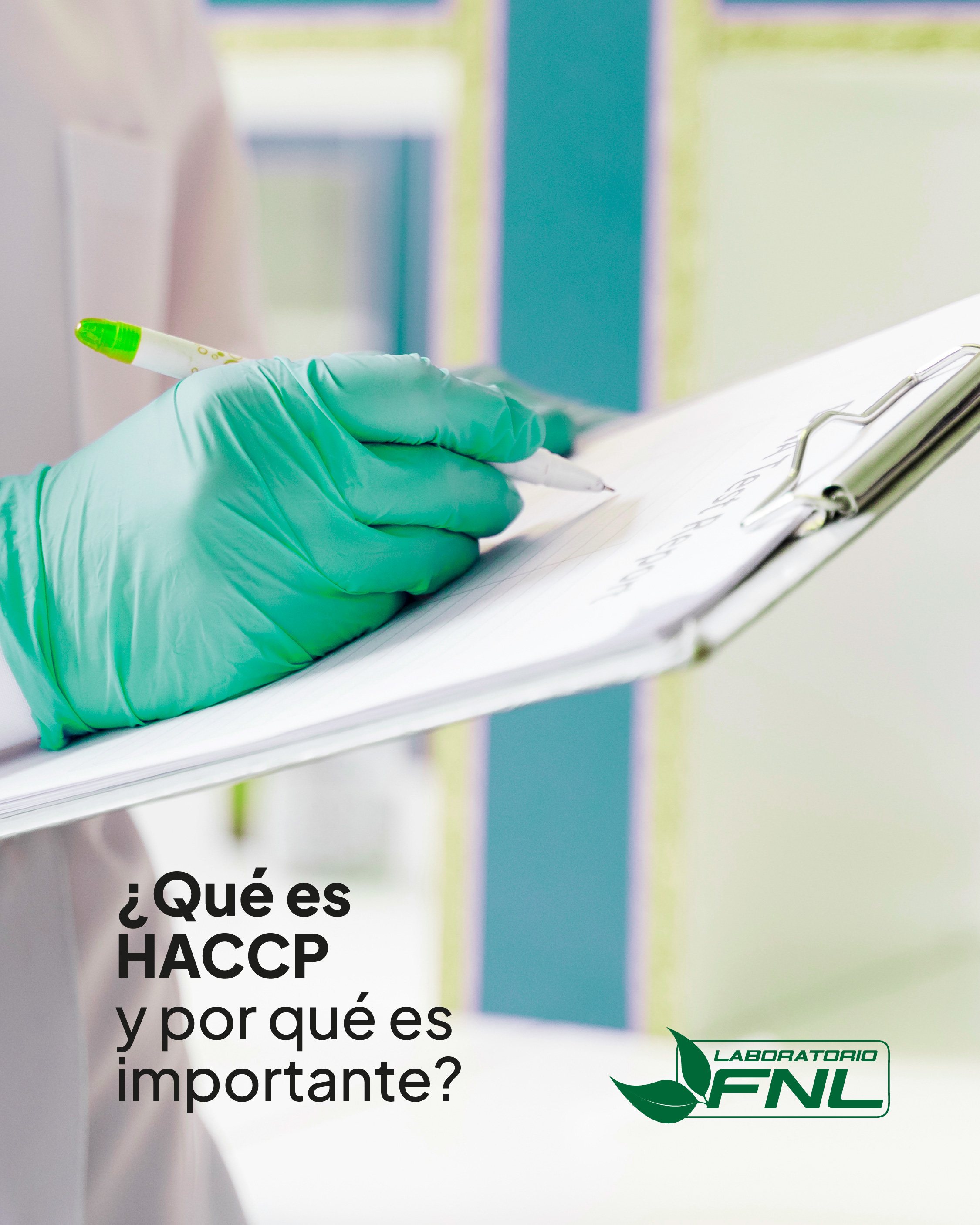 Post «¿Qué es HACCP y por qué es importante?», mano con guante sobre una planilla.