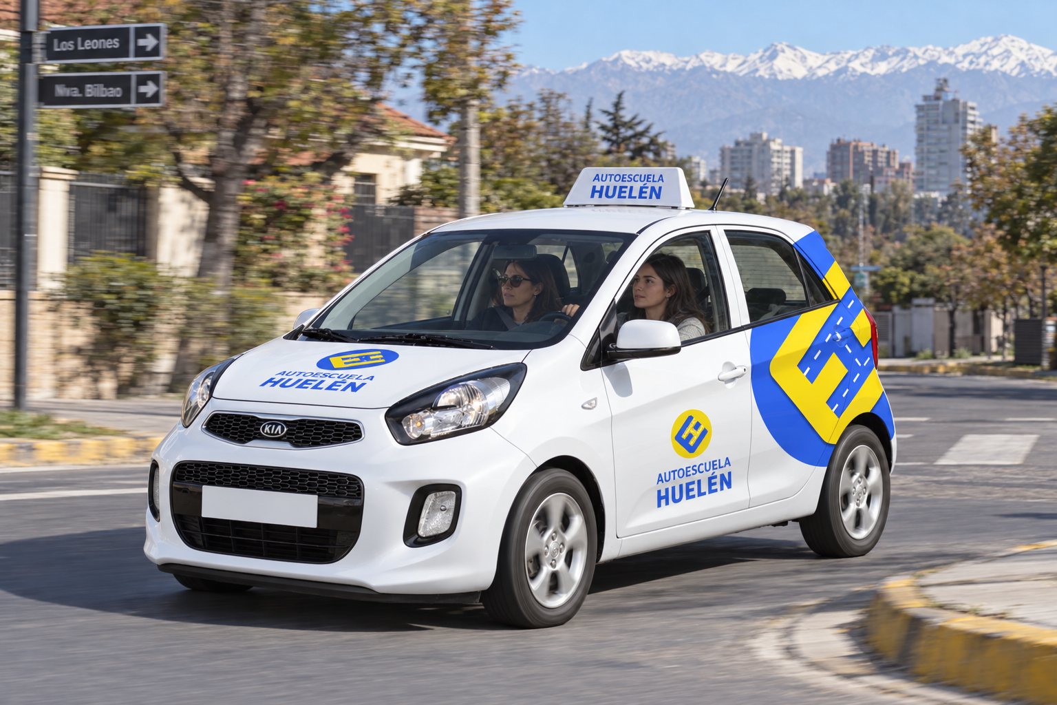 El auto de Huelén dobla en una esquina de Santiago con la cordillera al fondo.