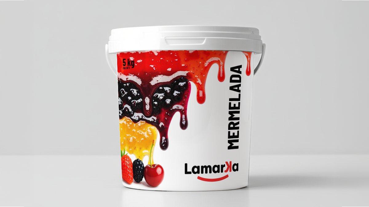 Maqueta del balde de 5 kg de Lamarka con el chorreado de mermeladas y MERMELADA en vertical.