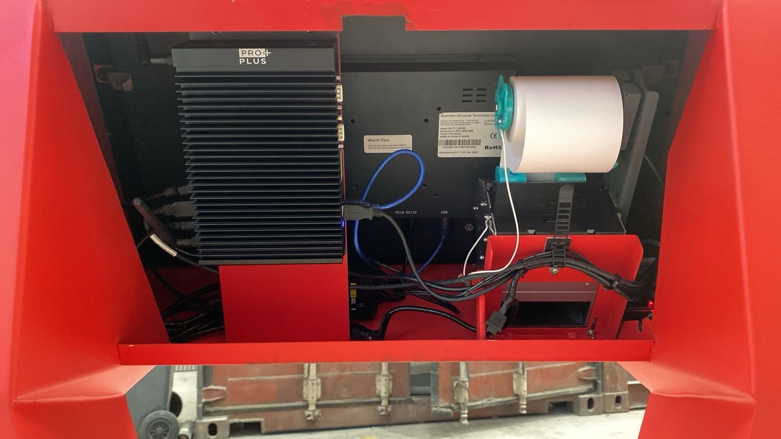 Interior del tótem: mini PC, impresora térmica y cableado.