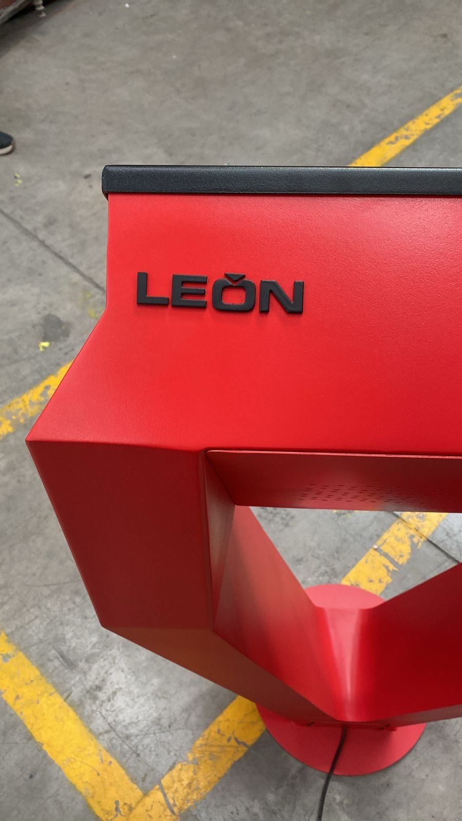Las letras corpóreas LEÓN en el tótem terminado.
