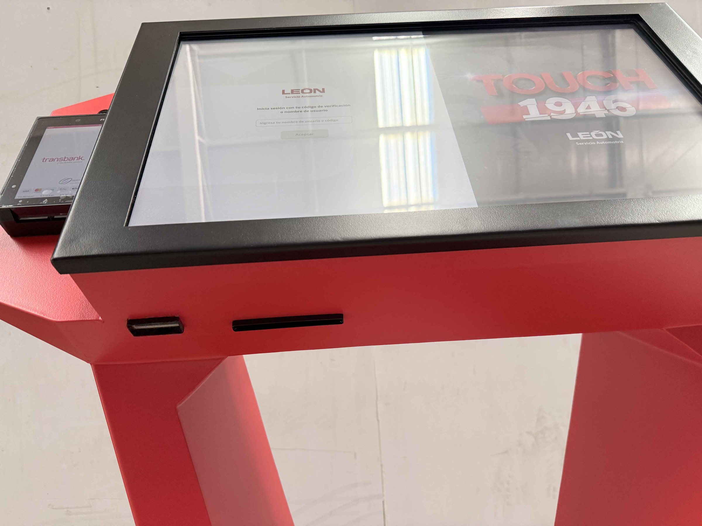 Detalle del prototipo: la pantalla, el terminal de pago y las ranuras del frente.
