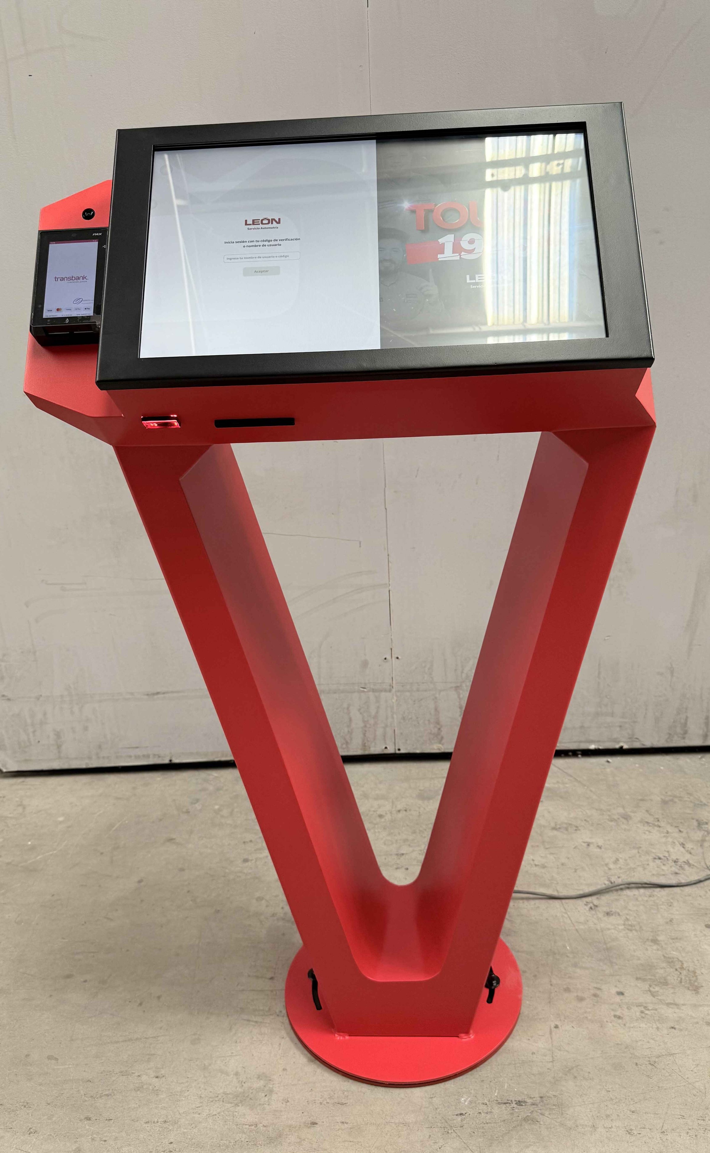 El prototipo del tótem, de frente, en la planta del fabricante.