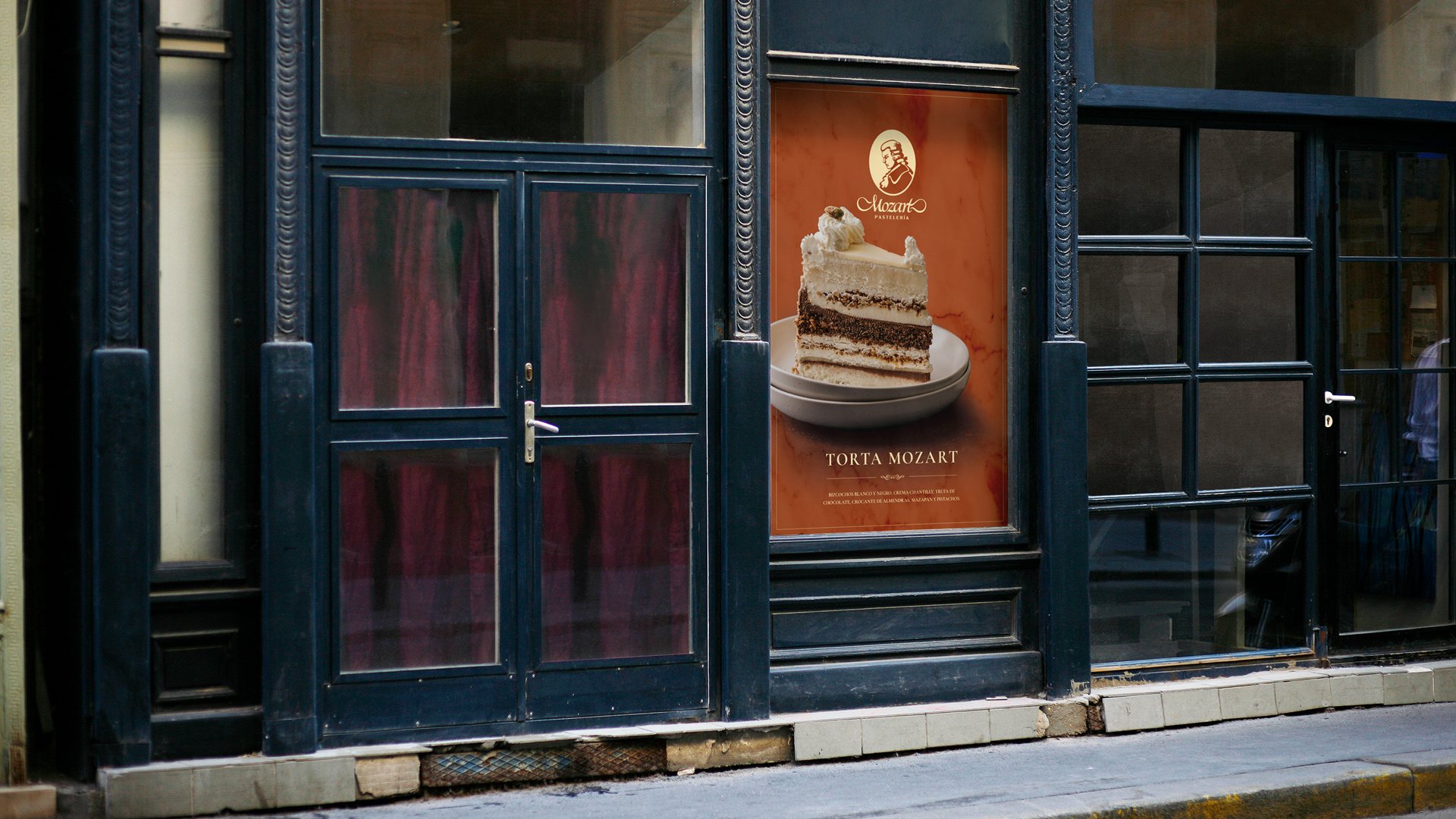 Afiche de la torta Mozart en la vitrina de una puerta de madera.