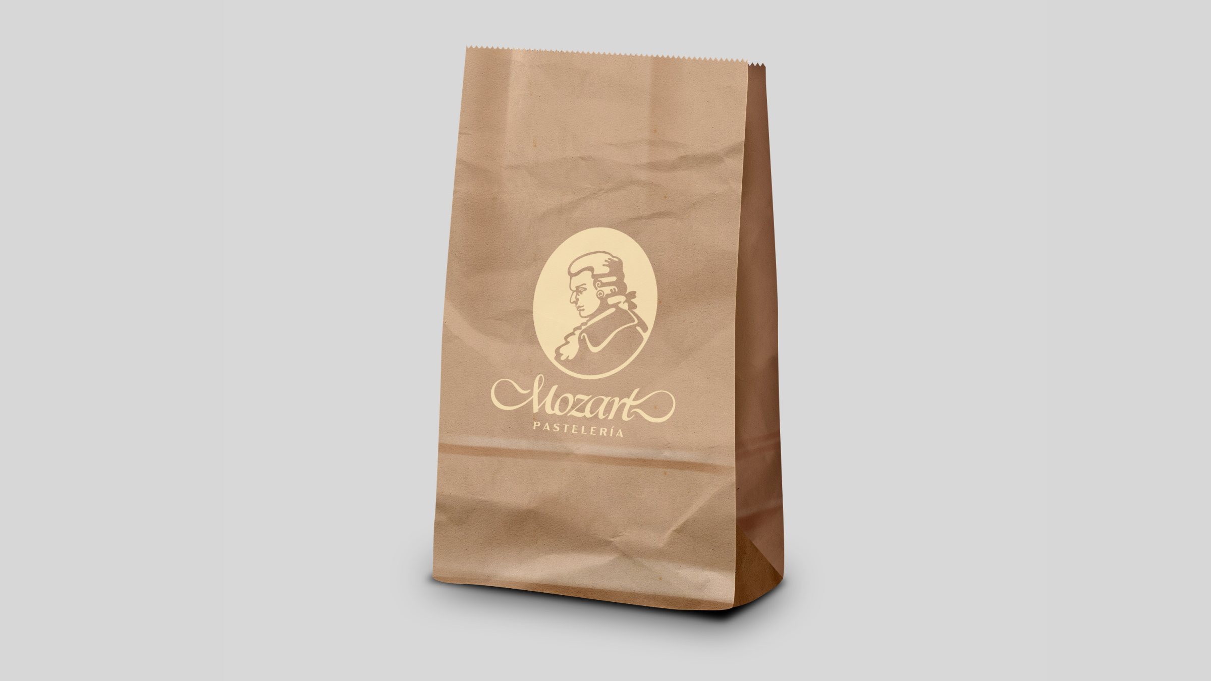 Bolsa de papel kraft con el imagotipo de Mozart.