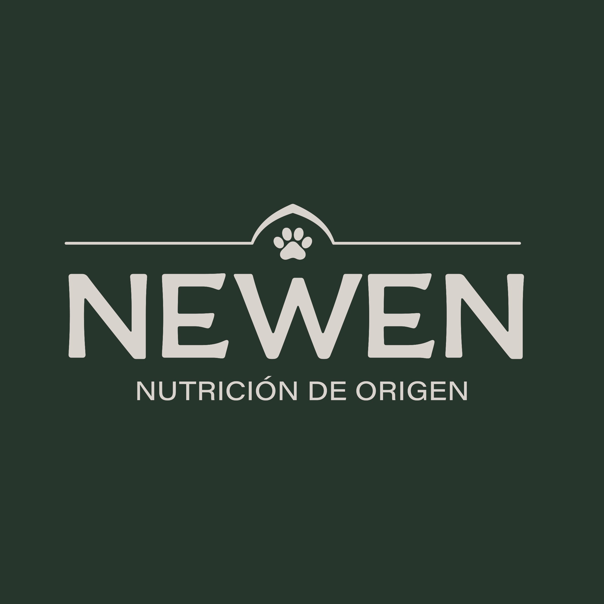 Logotipo de Newen con la bajada «Nutrición de origen», en crema sobre verde bosque.