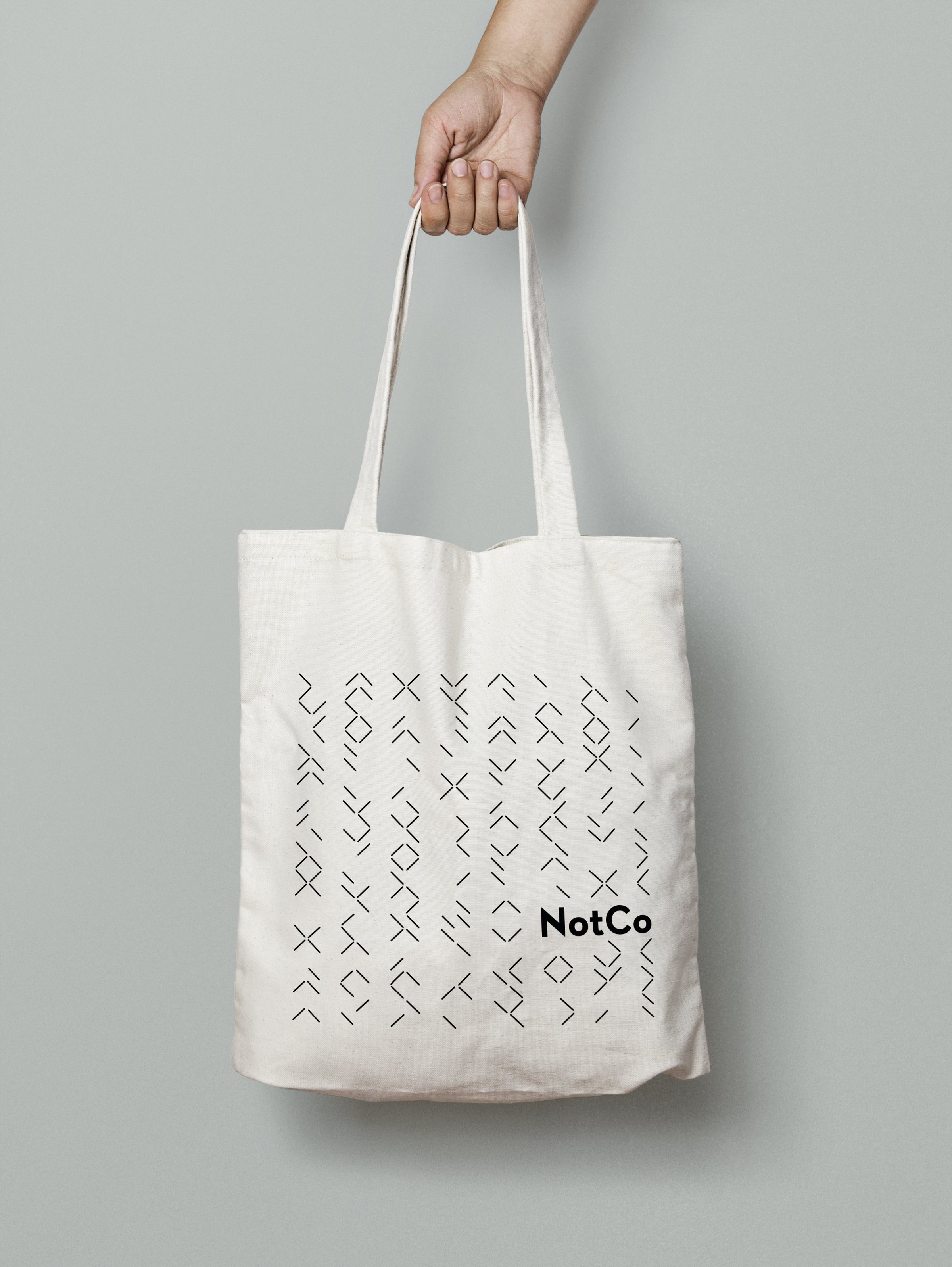 Bolsa de tela cruda con el patrón de trazos de la X y el logotipo NotCo.