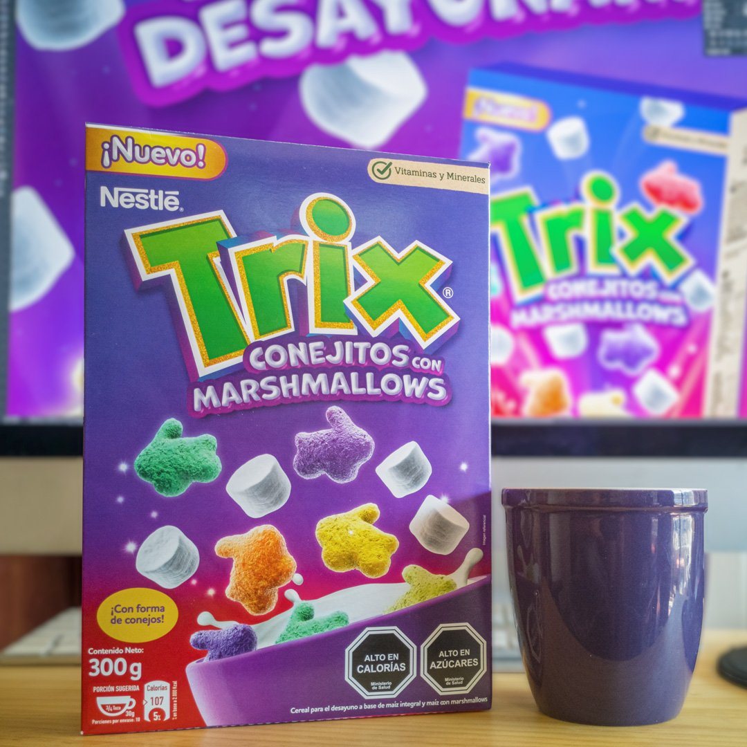 Caja de Trix Marshmallows en un escritorio.