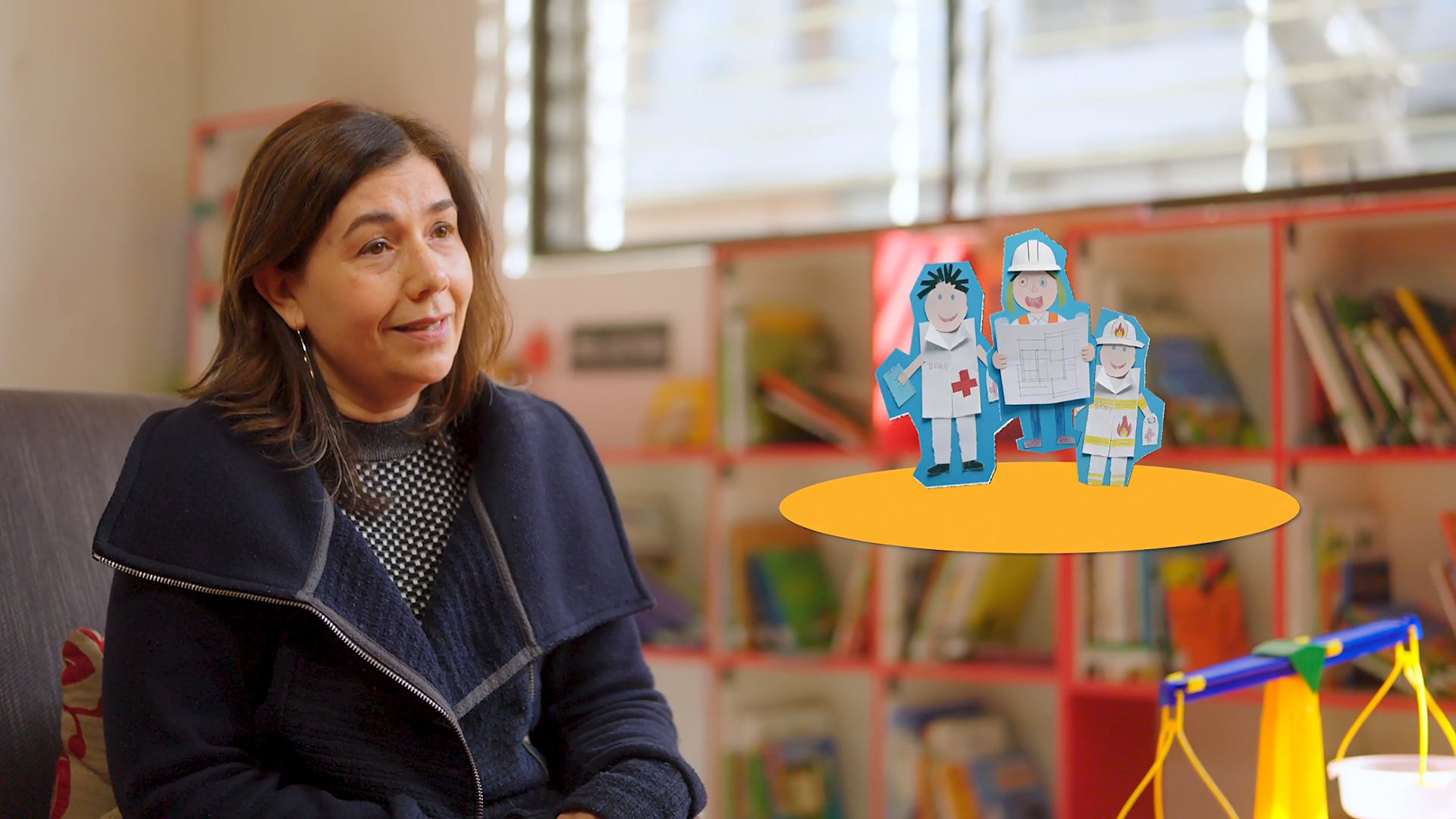 Francisca del Río en su entrevista, con científicos de papel sobre la mesa.