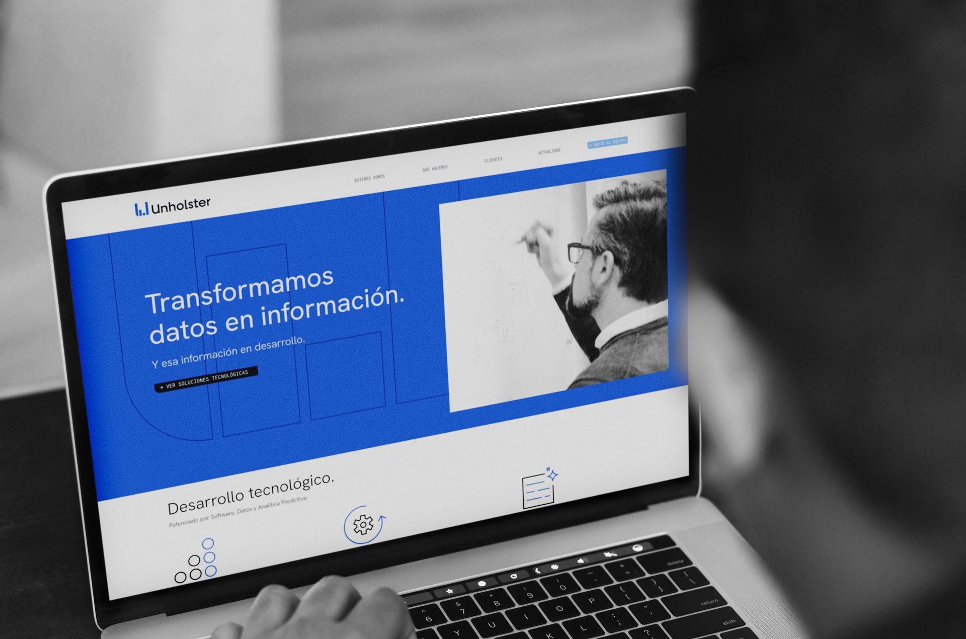 Sitio web de Unholster en un notebook: «Transformamos datos en información».