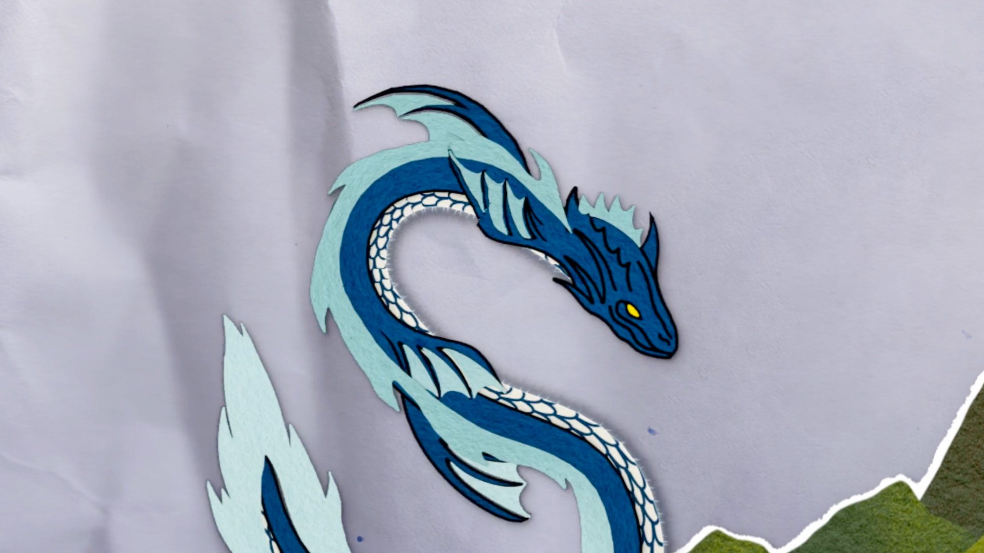 Escena: la serpiente Kai Kai en recorte de papel, en tonos azules.